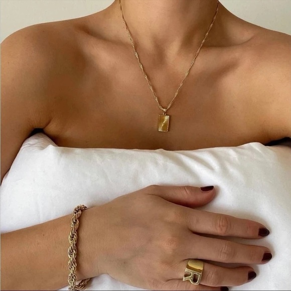 ⭐️ New 18k Gold Plated Square or Circle Layering Necklace - Picture 8 of 9